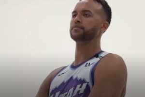 爵士新援亮相媒體日 李凱爾&樂(lè)福&努爾基奇身穿經(jīng)典戰(zhàn)袍拍定妝照