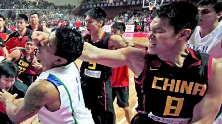 威姆斯曬視頻重拳直擊惡鼠面門：下一個是誰？網(wǎng)友回朱芳雨名場面