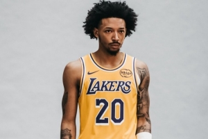 這才簽約12個小時！小尼克-史密斯曬身穿湖人新球衣定妝照