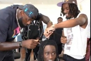 詹姆斯親手為凱-塞納特剪掉臟辮 慶祝后者社媒訂閱人數(shù)破百萬！