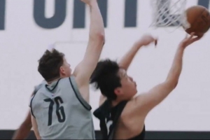 開(kāi)拓者官方曬楊瀚森對(duì)抗后絲滑轉(zhuǎn)身高難度反手上籃：厲害啊！