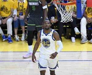 庫(kù)明加是否想長(zhǎng)期留隊(duì)？鄧?yán)S：他簽下了合同 這就是最好的證明