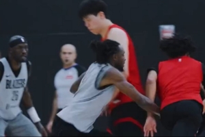 森普擋拆！楊瀚森持球后手遞手給夏普 擋拆助后者跳投終結(jié)