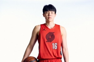 媒體人：楊瀚森作為新秀 沒人會(huì)主動(dòng)把球員交給你去分配 得慢慢來