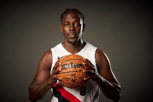 串聯(lián)球隊(duì)！朱-霍勒迪半場送出7助&另拿到4分3板 正負(fù)值+17！