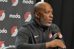 比盧普斯：不覺得楊瀚森今晚表現(xiàn)很糟 勇士不好打&他會(huì)慢慢適應(yīng)的