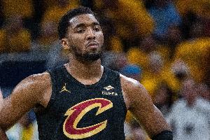 還是穩(wěn)！米切爾16投8中砍下22分6籃板4助攻3搶斷1蓋帽