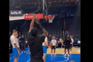 杰倫威訓(xùn)練仍用左手投籃！球隊稱其恢復(fù)一切都在計劃之中