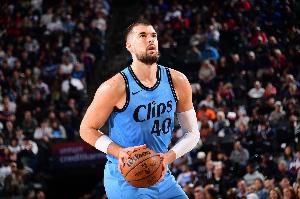 為所欲為！祖巴茨半場8中7高效拿下15分5板2助 罰球4中1略顯尷尬