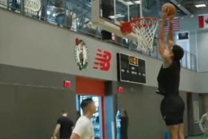 恢復(fù)速度驚人！塔圖姆曬原地雙手扣籃視頻：一定是鞋子的原因??