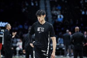 NBA中國賽對陣太陽 曾凡博次節(jié)末段替補登場上演籃網生涯首秀