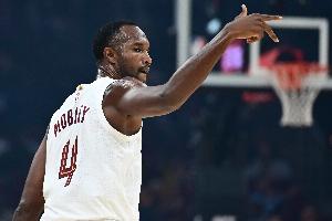 狀態(tài)不錯！小莫布里半場7中3拿到11分3板2助2帽