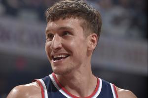 又傷了！比賽剛開打130秒 博格丹下背部不適返回更衣室