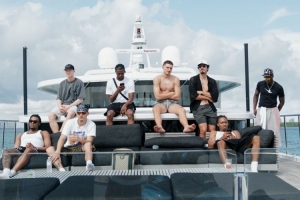 熱火兄弟情！希羅曬照：眾隊(duì)友們游艇出海團(tuán)建！