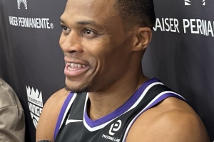 威少：球迷是我熱愛這項運動并繼續(xù)打球的原因之一 我很感激！