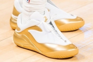 總冠軍特別配色！亞歷山大揭幕戰(zhàn)上腳白金配色簽名鞋