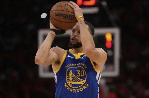 頂級(jí)射手的常規(guī)操作！庫(kù)里賽前Logo三分輕松兩連中