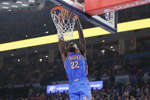 首發(fā)表現(xiàn)不錯！華萊士10投5中得到14分7板5助4斷