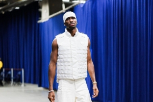 穿搭MVP回歸！亞歷山大入場穿搭一身全白裝扮