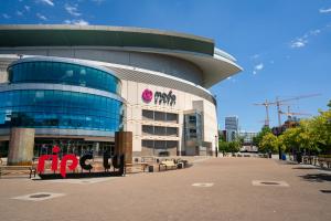 美記：NHL颶風隊老板鄧頓對開拓者的收購將分數(shù)年的幾個階段進行