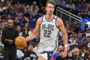 攻防都出色！小瓦格納半場(chǎng)9中7&三分3中2轟下19分2板2斷