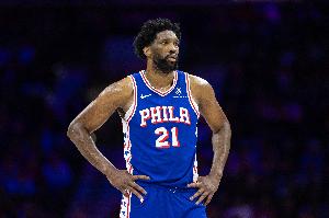 寫意！恩比德大膽腦后橫傳 賈斯汀·愛德華茲幸不辱命三分穿針