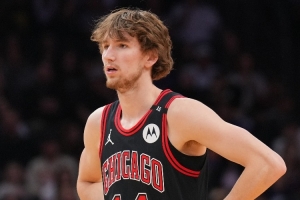 交學(xué)費(fèi)！布澤利斯6投1中僅得4分4籃板 出現(xiàn)3次失誤4次犯規(guī)