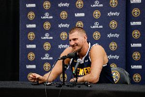 瘋狂！約基奇近4戰(zhàn)場(chǎng)均31.3分11.3板13.3助 三項(xiàng)命中率70/47/87%