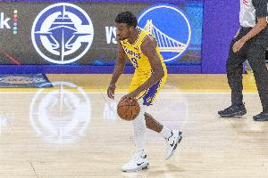 很堅決！布朗尼持球突破 對抗防守滯空高難度中投命中