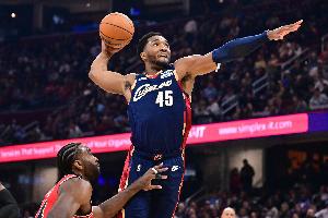 燃起來(lái)了！米切爾突破拉桿上籃2+1 個(gè)人連拿8分帶隊(duì)反超