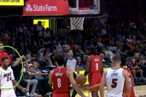 享受比賽！約維奇三分穿針 鮑威爾閉眼打響指慶祝