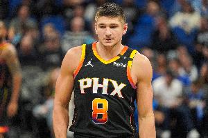 格雷森·阿倫突破落地踩到祖巴茨的腳 自己崴腳了&有點(diǎn)一瘸一拐