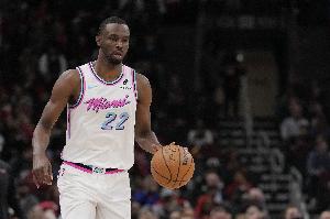 要當(dāng)英雄？鐵了一整場的維金斯命中三分再送搶斷