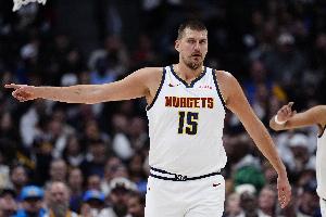 這可不多見！約基奇躲過防守送雙手暴扣