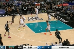 這是你的特點(diǎn)！莫蘭特單打切特 閃電突破輕松左手上籃！