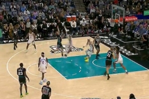 一順百順！卡姆·斯潘塞剛上場 強突高難度壓哨拋投命中！