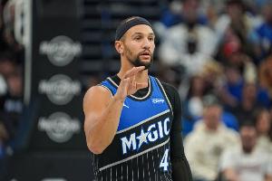 攻守兼?zhèn)?！薩格斯半場(chǎng)4中2拿到11分4板3助2斷 罰球7中6