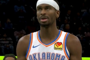 還得看你！亞歷山大反跑空切 對(duì)抗科沃德高難度拉桿上籃2+1止血