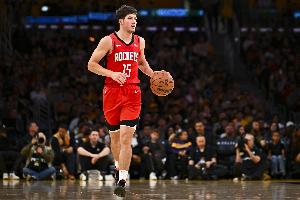 三分6中4得16分！解說(shuō)：謝潑德開始兌現(xiàn)去年沒(méi)有能達(dá)到的期待了？