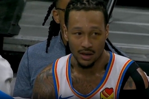 有點危險！杰林威飛撲JJJ三分被吹犯規(guī) 裁判回看補吹一級惡意