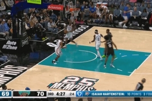 切特上籃被莫蘭特劈頭蓋臉摟下來 裁判回看后吹罰普通犯規(guī)