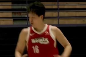 游刃有余！楊瀚森低位背打接慢三步殺至框底 扛著對手單腳放進！