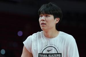 絲滑夢幻腳步??！楊瀚森低位轉(zhuǎn)身假動作晃開防守 踏步挑籃還在進