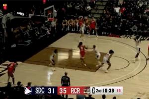 仙人指路！楊瀚森眼神誤導(dǎo)單手妙傳 助攻隊友扣空籃