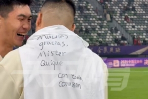 有情有義！王剛賽后身披T恤致謝前任主帥塞蒂恩