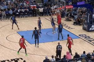 ???這個(gè)轉(zhuǎn)身帥！楊瀚森轉(zhuǎn)身抹過(guò)埃迪雙手暴力灌籃！