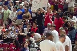 楊漢森在夏季聯(lián)賽首次亮相，現(xiàn)場觀眾一片歡呼雀躍！