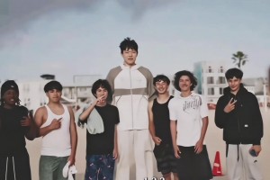 楊瀚森選秀前在沙灘散步收獲了第一批美國(guó)本土粉絲??