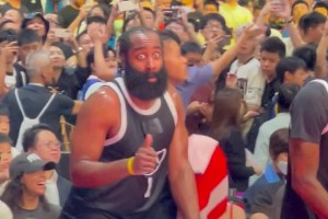 名場(chǎng)面！陳登星飛躍七人的暴扣，一旁的哈登直接看傻眼了??