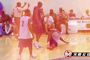 哈登要起身被科比一腳踩住！老大：得等隊友來拉才能起身